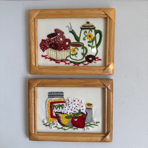 Vintage 70s Framed Crewel Art Set of 2 - Picture 13 of 13